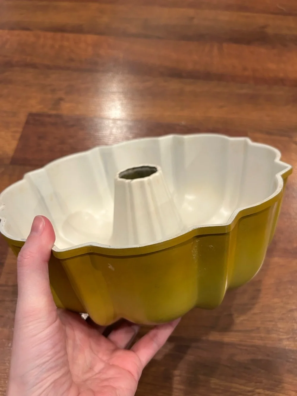 Nordic Ware Best Bundt Vintage Harvest Gold Gradient Aluminum Fluted Tube Pan